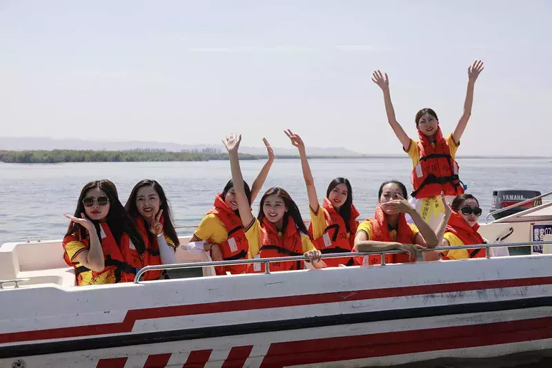 世界旅游小姐畅游巴彦淖尔，美女＋美景，保证让你看花眼