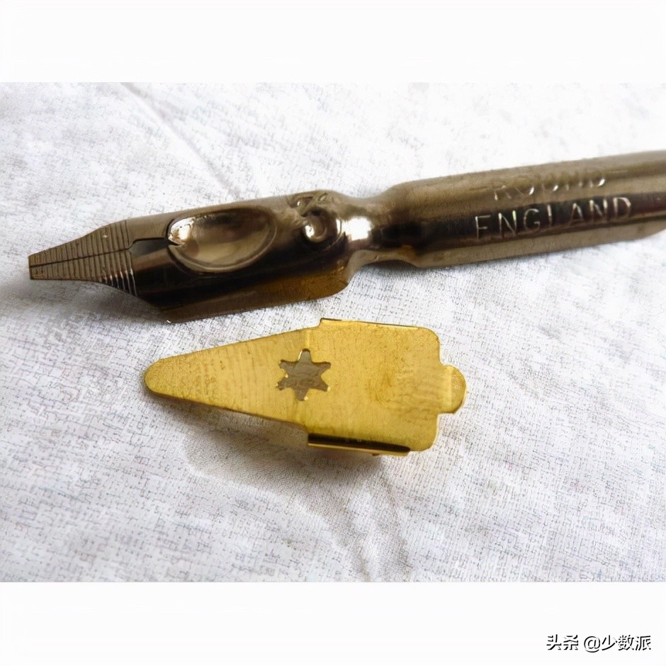 英语也能写「书法」，教你把 ABCD 写出花