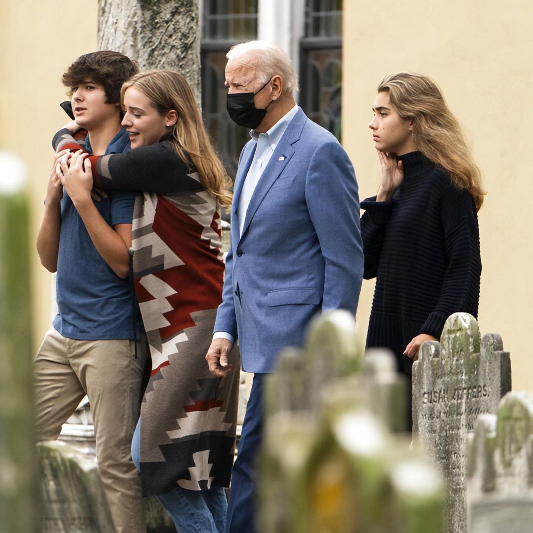 拜登孙女(拜登携孙辈亮相,21岁孙女与15岁长孙搂抱似情侣,小孙女脸色
