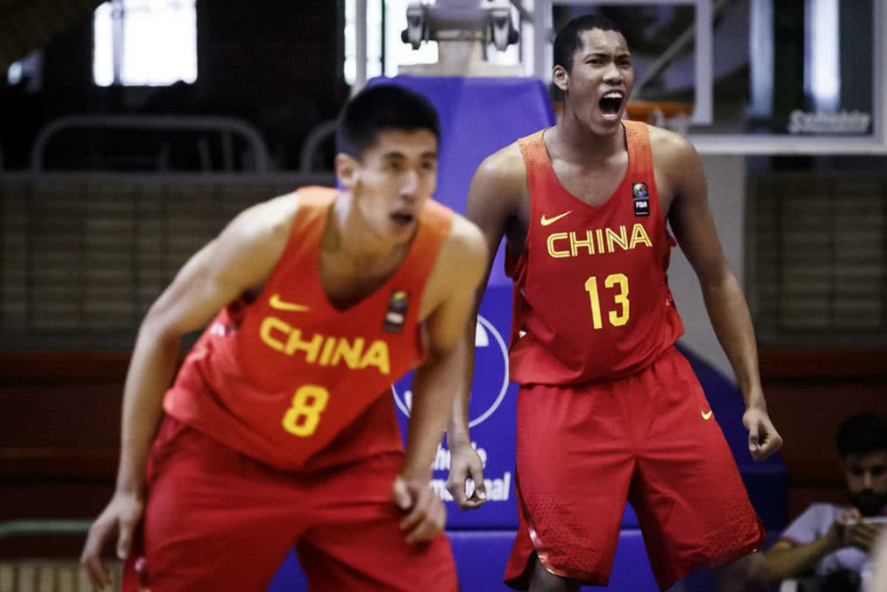 邱天篮球(中国男篮混血新星！天赋出众技术欠佳，父亲曾经在NBA打球)