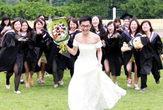 国内一所“中华”开头的大学，男女比例失衡，男生想逃课门也没有