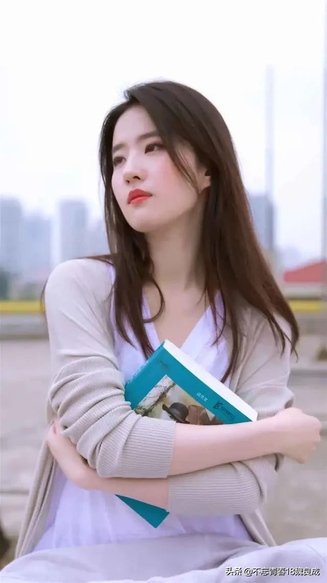 素颜敢与时光对决：女人自信之美