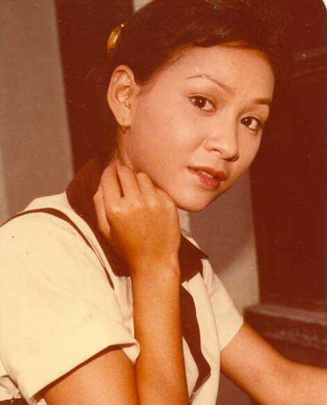 “周润发前妻”余安安，曾替夫还债谈小22岁男友，今吃止痛药捞金