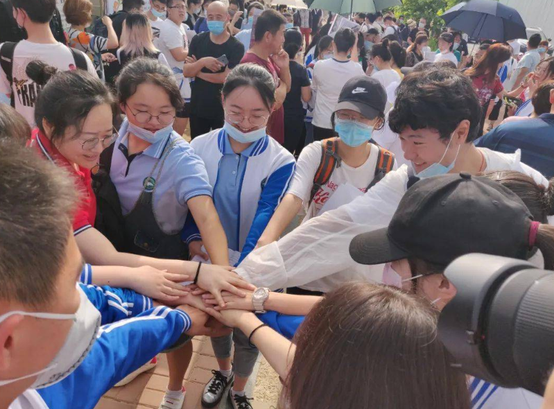 高考首日家长穿衣经验，旗袍寓意旗开得胜，被称为最硬核应援