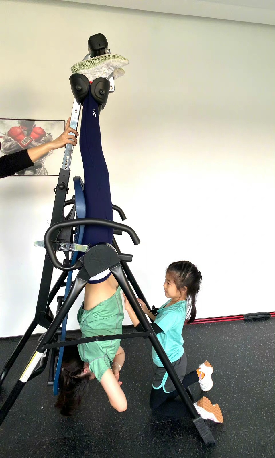 章子怡与女儿醒醒健身，倒立露腰似纸片，母女俩同劈叉柔韧度惊人