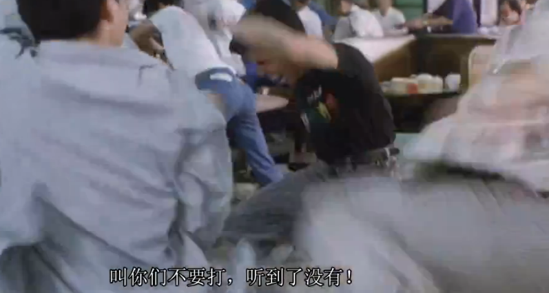 在这部1988年的老电影中，袁洁莹演女学生，林正英演警察