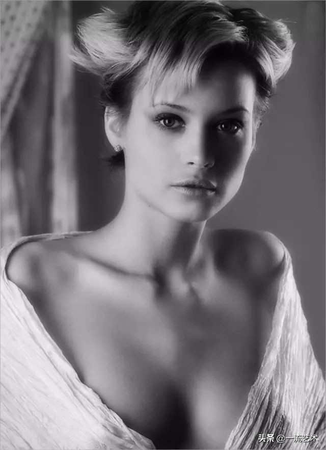 莫斯科摄影师镜头下的女人肖像，黑白唯美