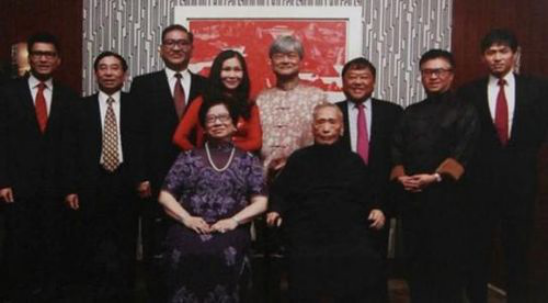 富豪邱德根：娶小姨子相伴，晚年老年痴呆，子女无一人愿照顾