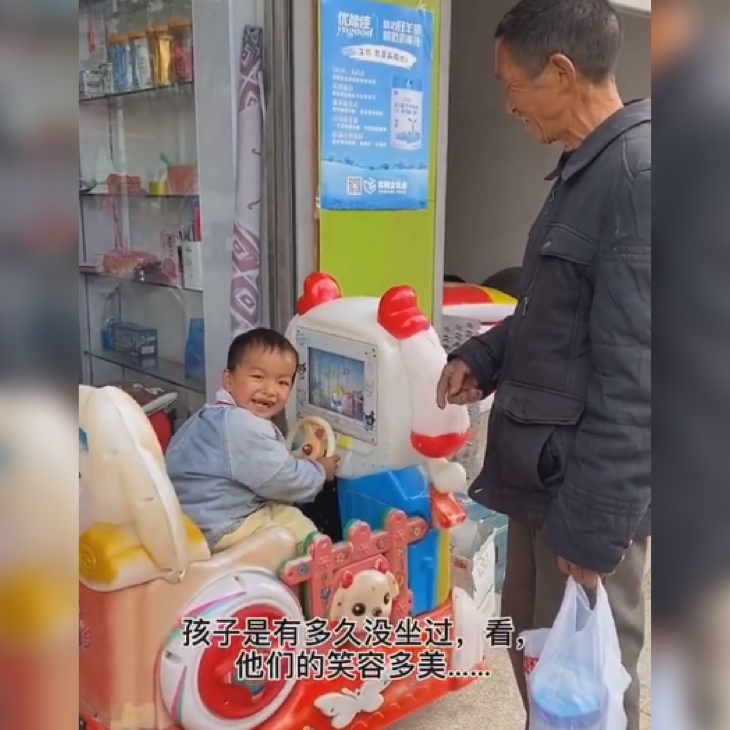 隔辈亲有多亲？看得人动容，爷爷攒钱大半年，为给孙儿买一罐奶粉