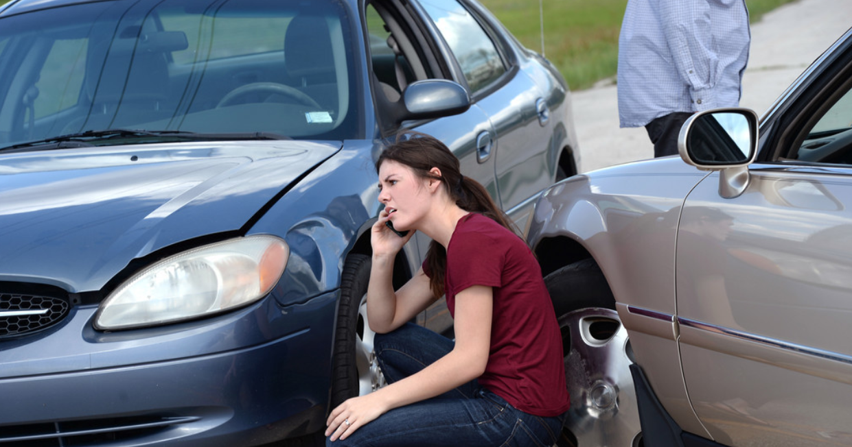 20岁年轻女子驾车追尾碰撞，买了10万车险，保险公司才赔5万？
