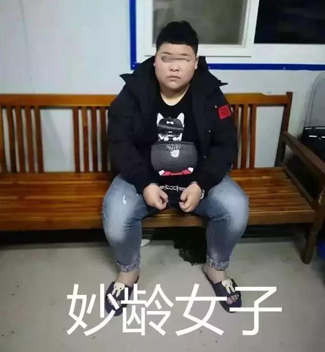 搞笑GIF: 老弟，人群之中你为何是如此优秀