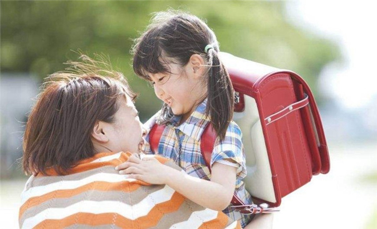 当孩子哭闹不愿意去幼儿园时，家长要明白什么该说，什么不该说