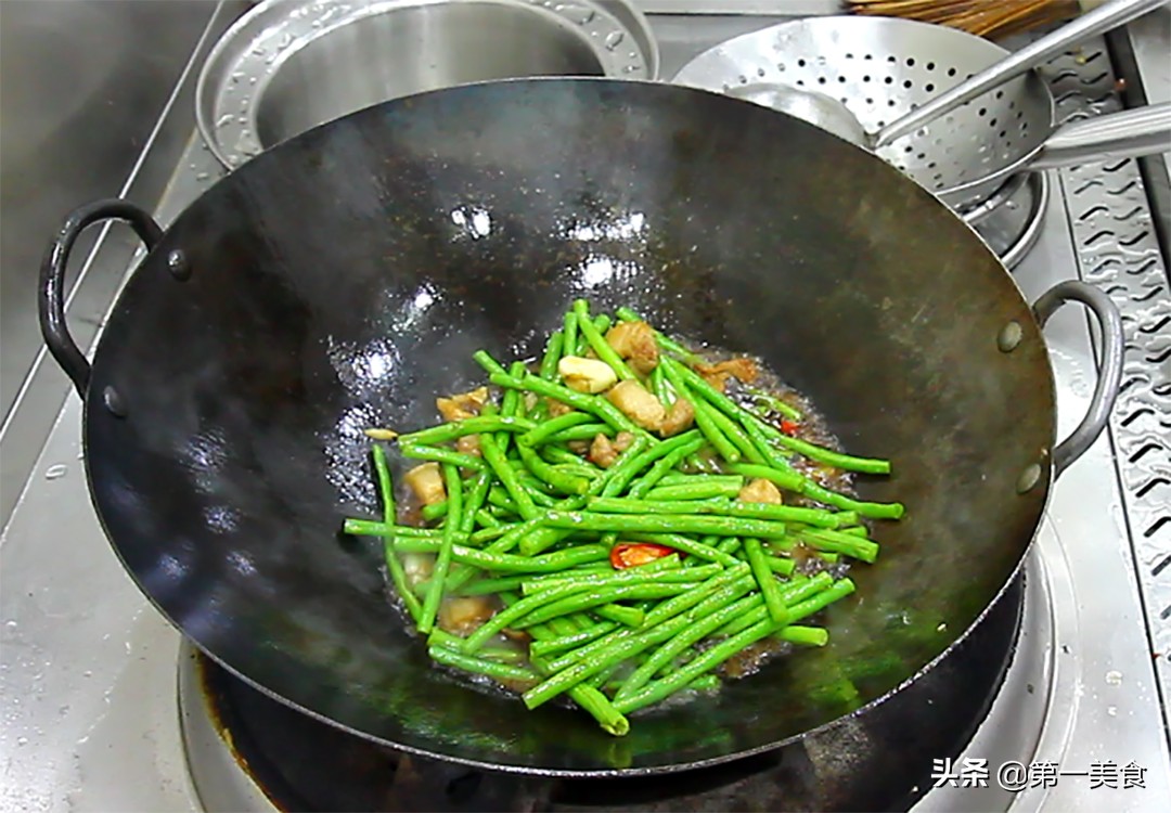长豆角怎么炒好吃（分享一道美极长豆角的家常做法）