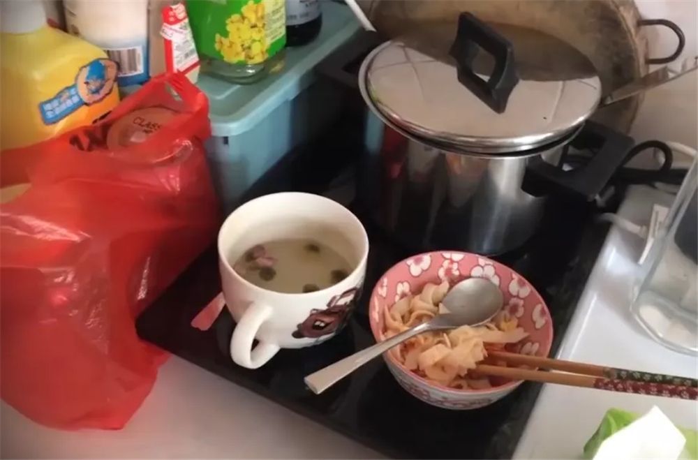 香港母女蝸居6㎡劏房，厕所难坐下洗衣机放床边，网友：太逼仄