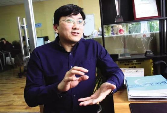 身患残疾，8次手术，他以最好成绩考上大学，现在是公司总经理