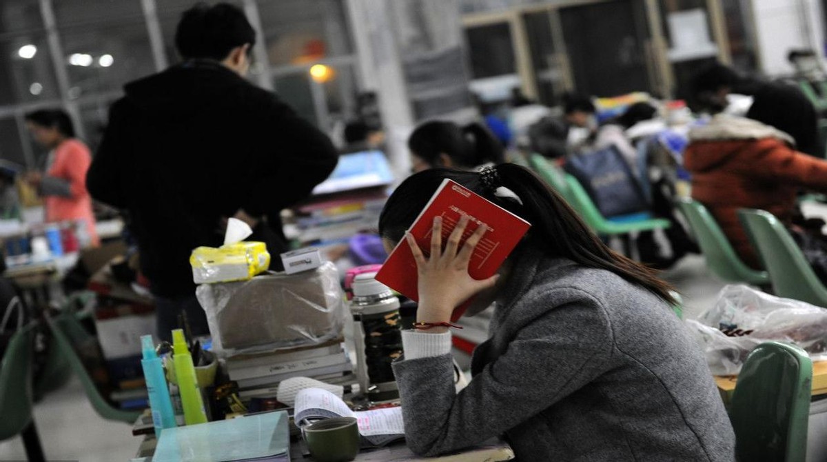 校园真实生活状态曝光，贫富差距太大，大学生生活费给多少才合理