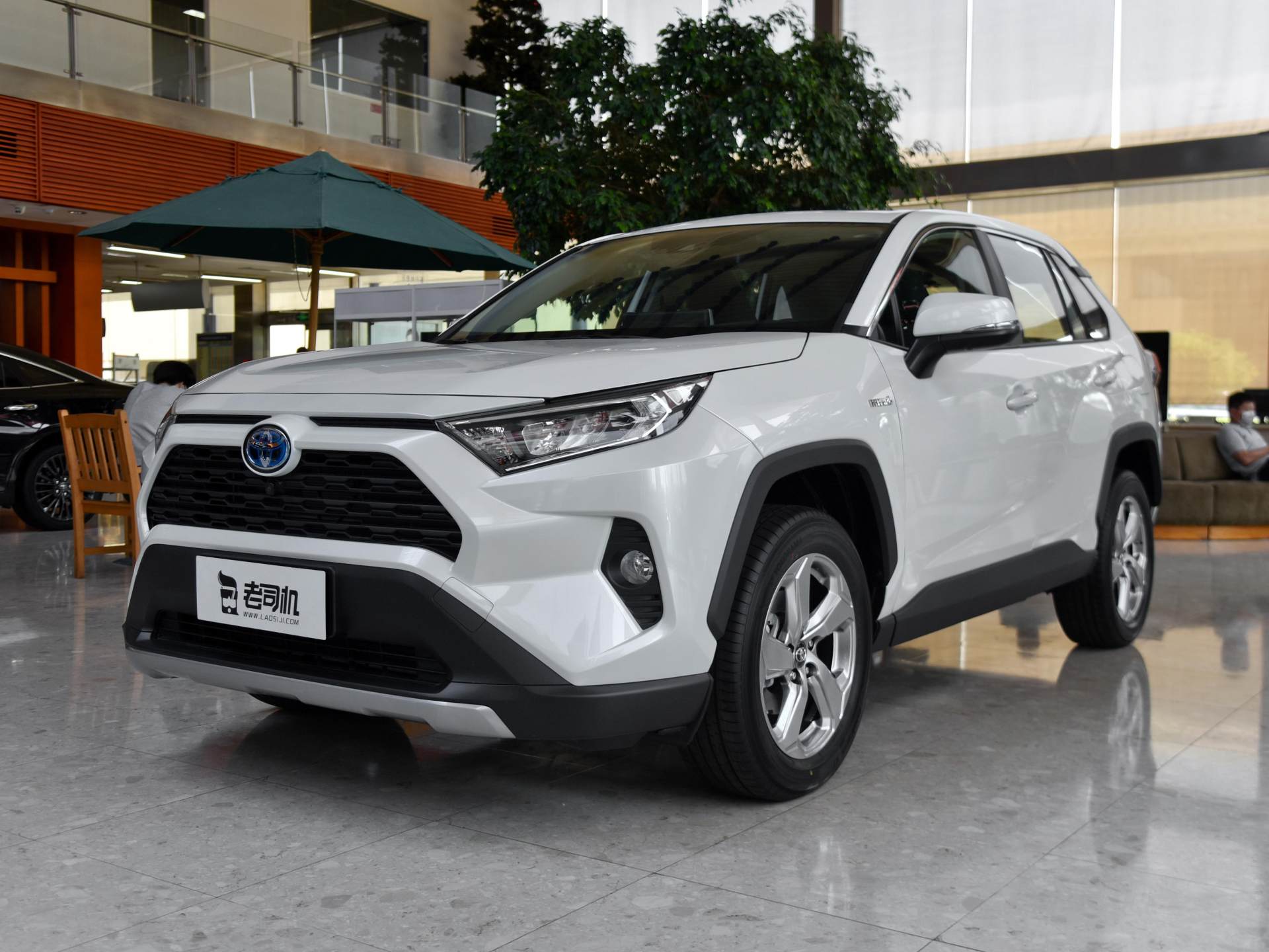 suv一样很省油,够安全而且还是丰田混动,带你看rav4荣放