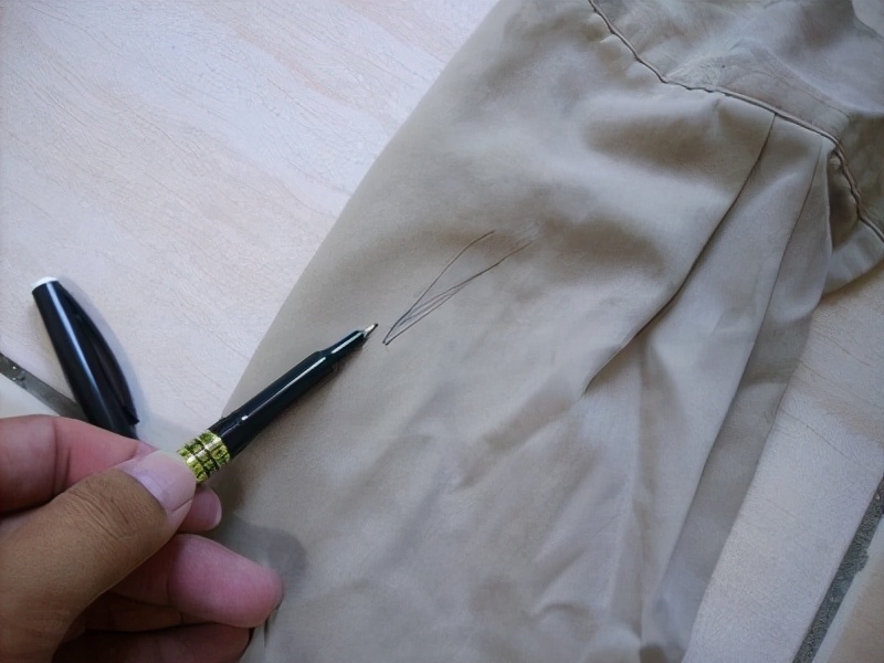 《生活妙招》如何快速清洗衣服上的笔印，一招解决