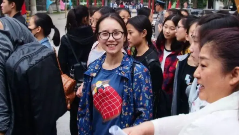 老照片回顾高考43年：哪一年最惊心动魄？