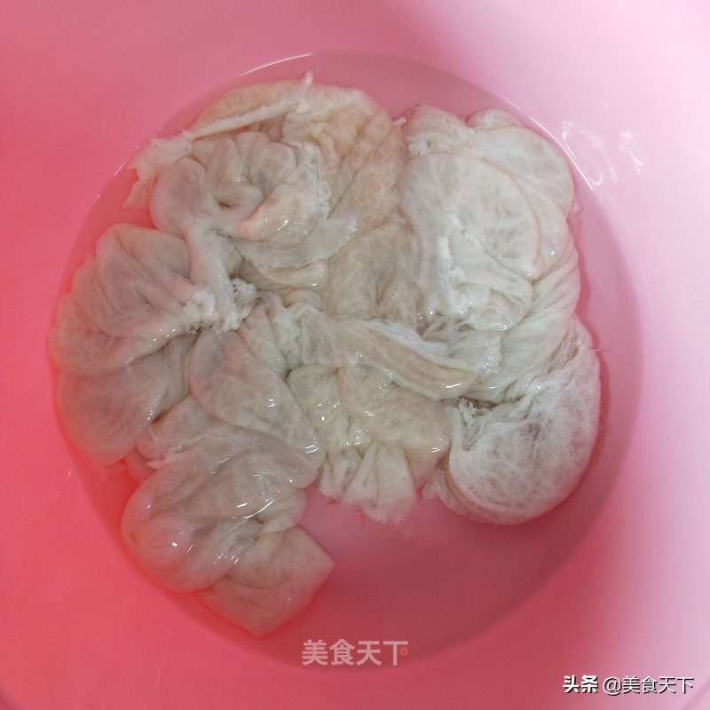 酸溜溜的味道，酸爽可口，开胃下饭，还帮油腻腻的肠胃减减负