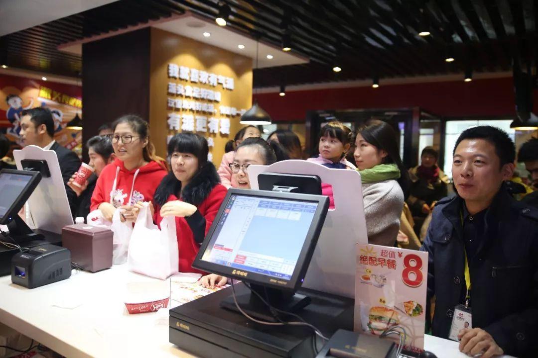 河南小伙开汉堡店，利用“一个盲盒”，年入184万，你也可以