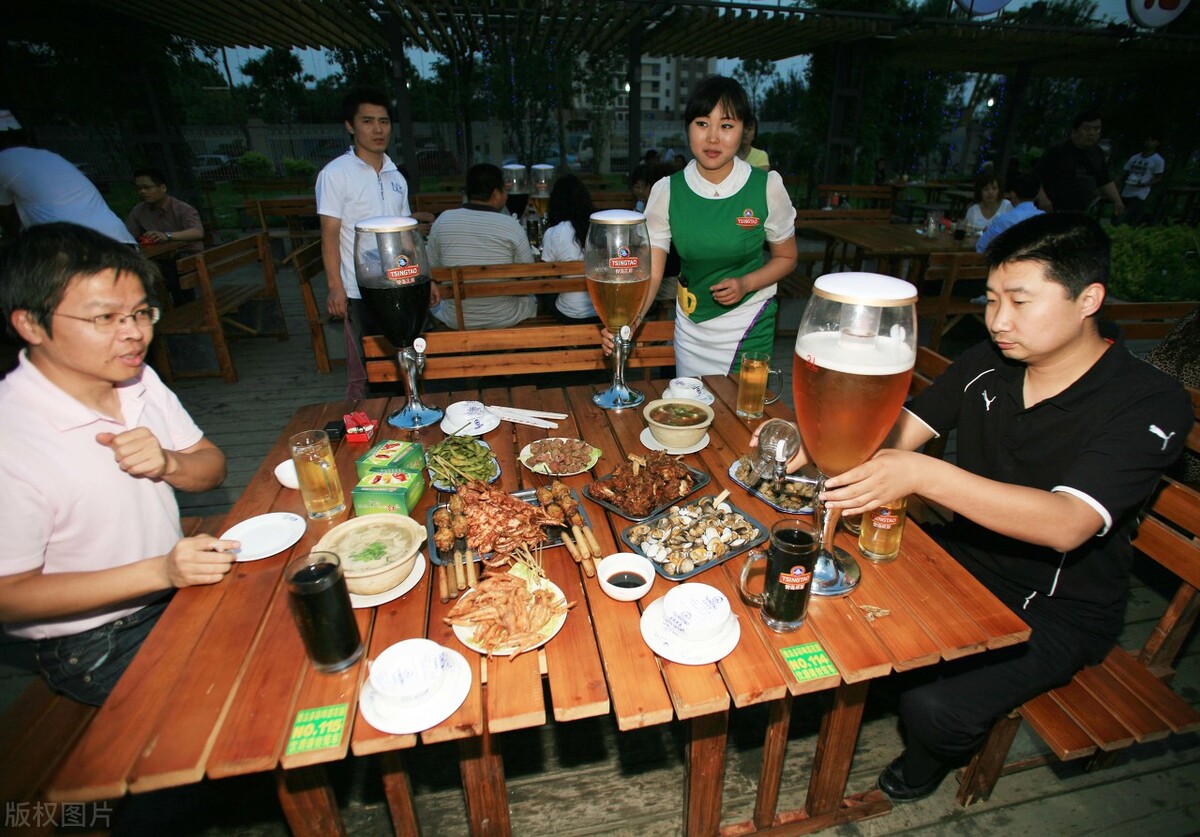 青岛男人开烧烤店，顾客猜拳就能赢啤酒，反而半年赚了40万，真牛