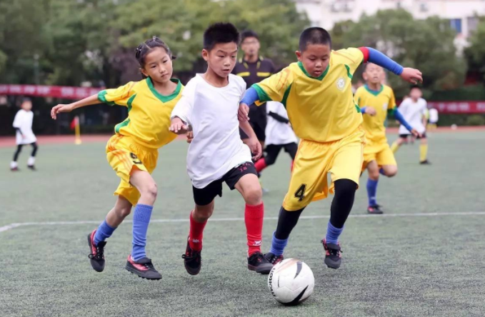 学生穿同样的校服，资深班主任通过这一点，就可以看出家境好坏
