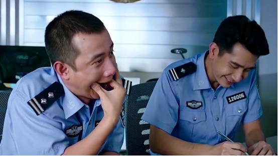 比如邓超去报案说自己见到美人鱼,那两个警察从憋笑到大笑的片段