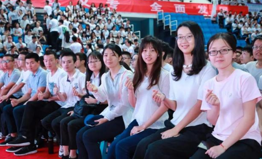 学霸有“性别之分”？初中前十有8个都是女生，高中却输给男生