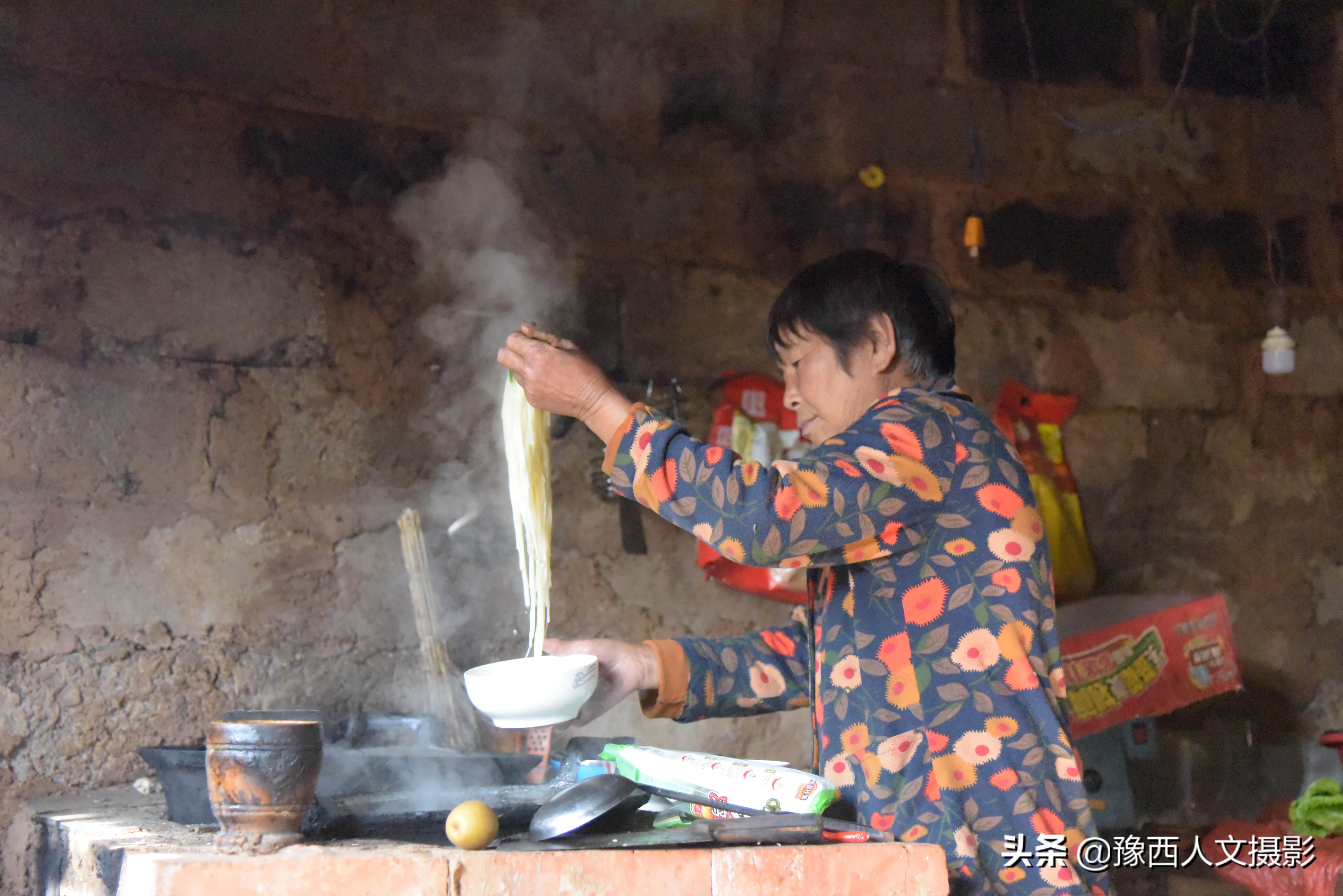豫西深山里串门，给老两口送点小礼物，看他们拿什么招待稀罕客人