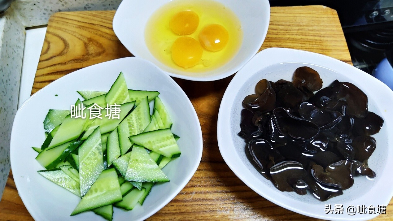 饭店的黄瓜片都是菱形的，大厨是怎么切的？只需2步你也能学会