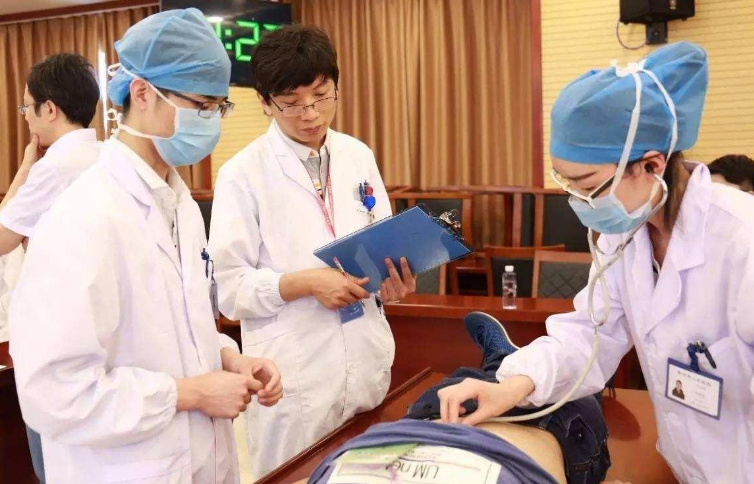 医学专业就业前景大盘点，临床医学跌出前三，榜首幸福度很高