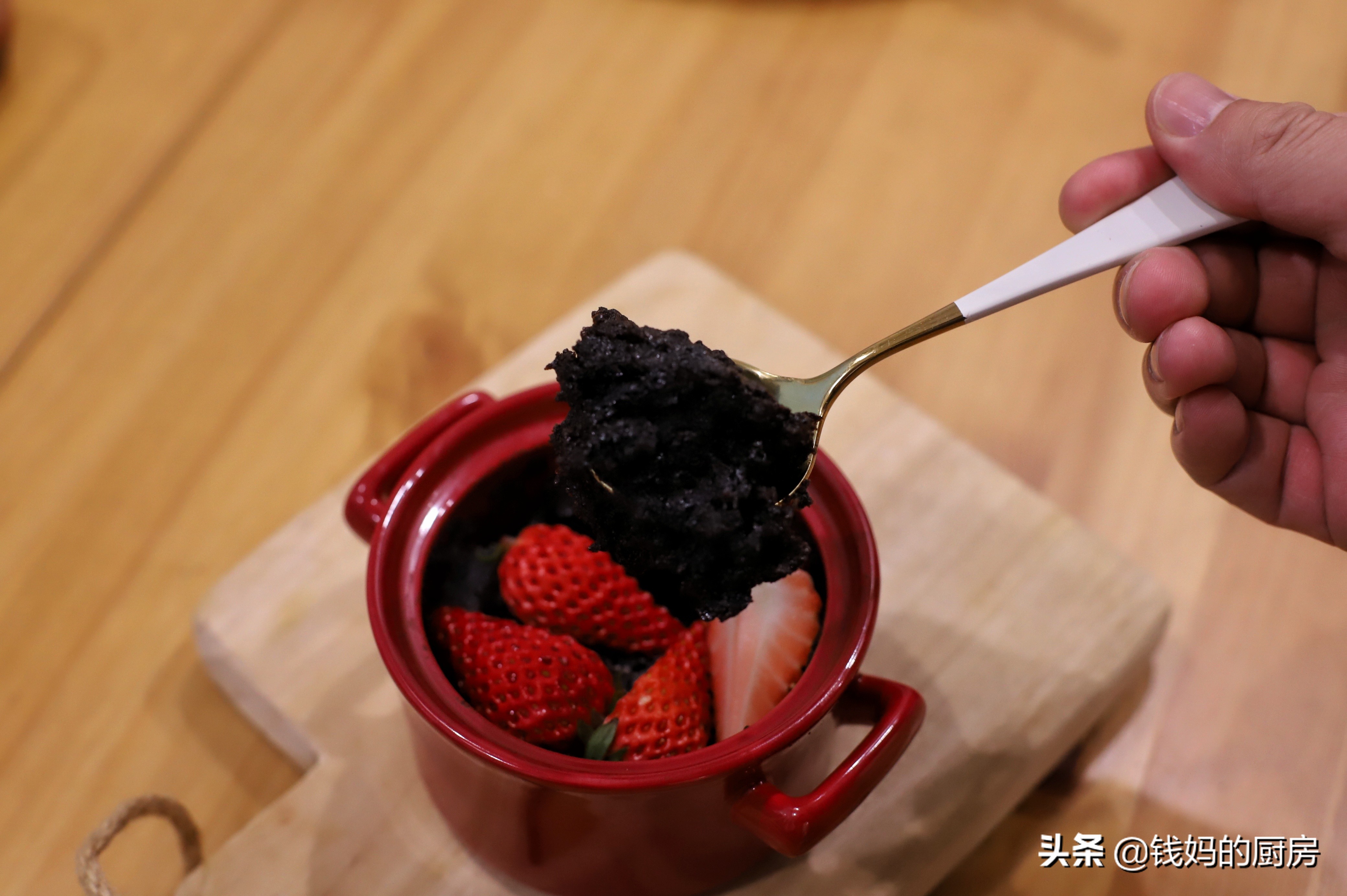 网上很火的1分钟微波炉蛋糕，看了教程，网友：手残星人有救了