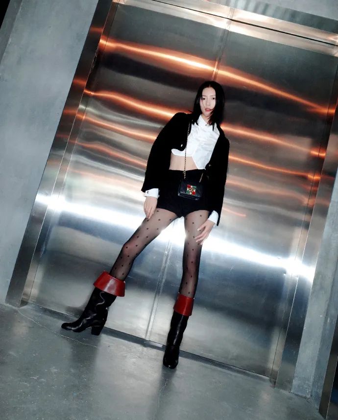 又被香奈儿支配了！秋冬时尚单品是紧身裤袜+七里靴，她们都穿了