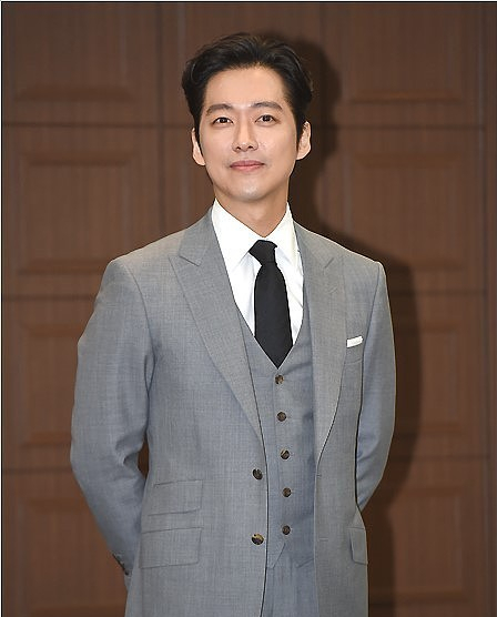 中韩"大叔"气质差别挺大的,南宫珉还似年轻小伙,张译成熟稳重