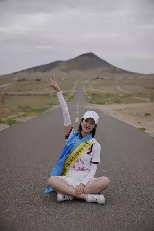 世界旅游小姐畅游巴彦淖尔，美女＋美景，保证让你看花眼