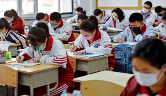 河南考生有多难？2021年高考招生又出争议，郑大河大缩招10%