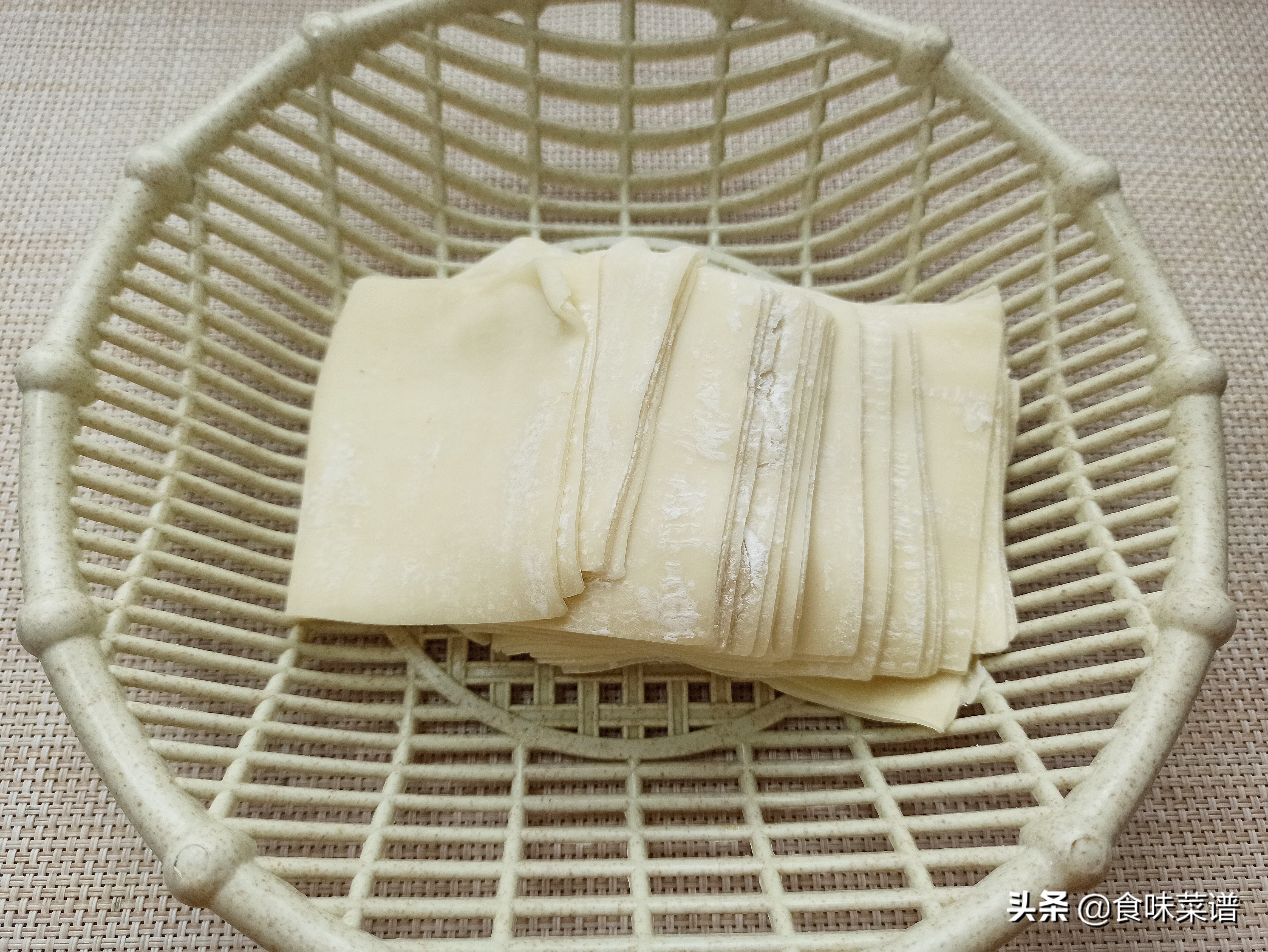 剩下的馄饨皮别浪费，教你一个新吃法，酥脆可口，出锅秒变小零食