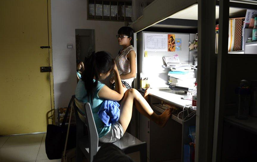 四川大学的“寒酸”宿舍，环境堪比贫民窟，新生吐槽：野外求生