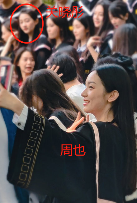 北电无滤镜毕业照曝光：关晓彤周也同框比美，王俊凯比同学嫩太多
