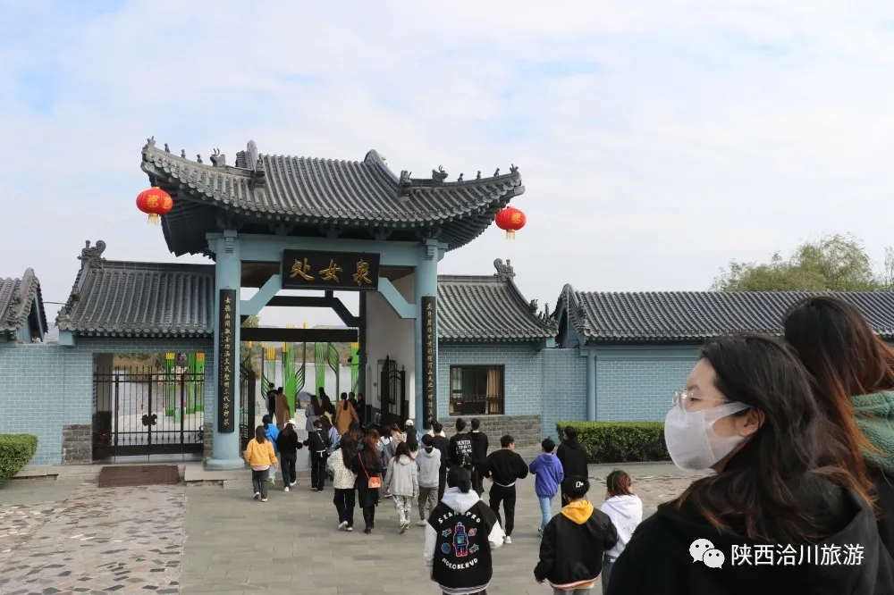 “景區(qū)高校 深度聯(lián)動(dòng)”校企合作咸陽師范學(xué)院設(shè)計(jì)學(xué)院畢業(yè)生走進(jìn)洽川景區(qū)調(diào)研