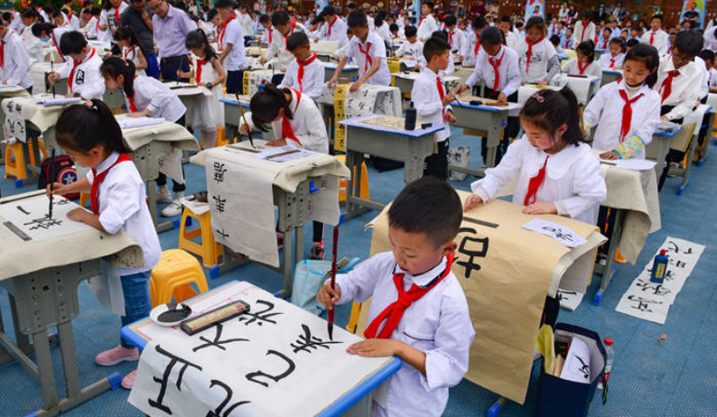 高中生“元宝体”火遍校园，字迹工整小巧可爱，老师不忍心扣分