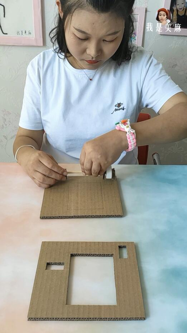 妈妈用废纸箱给儿子做了个小玩具，用两根手指就能玩，画面很逼真
