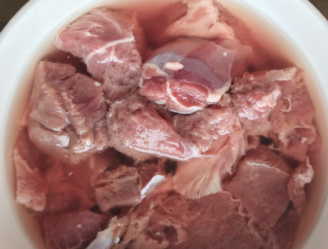 调羊肉饺子馅不膻有技巧，别只会加葱姜，掌握1点羊肉鲜香无异味