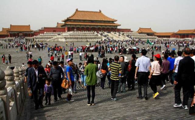 人挤人 五一首日故宫游客爆满,北京故宫五一人多吗