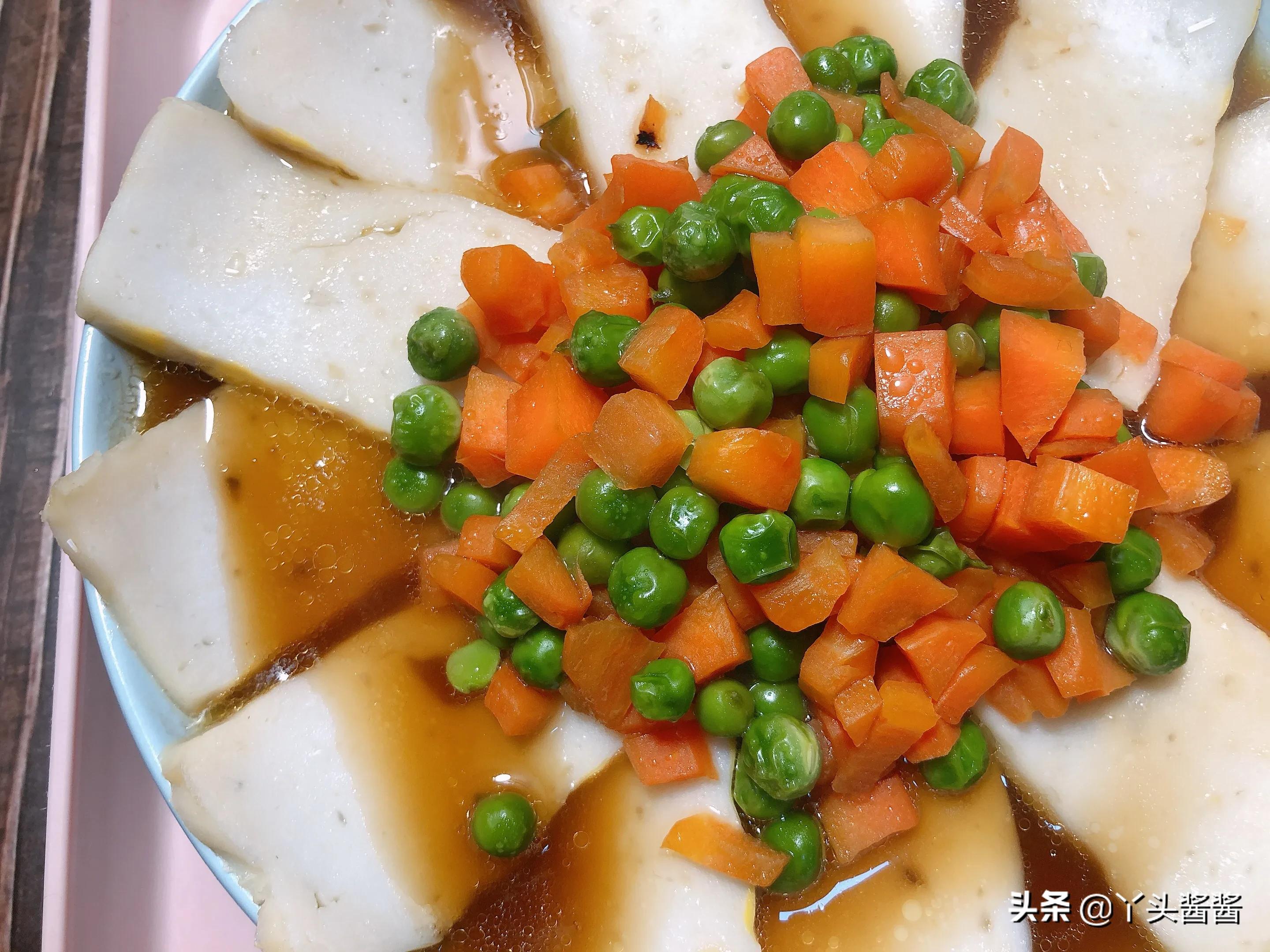 荆州鱼糕蒸胡萝卜豌豆做法