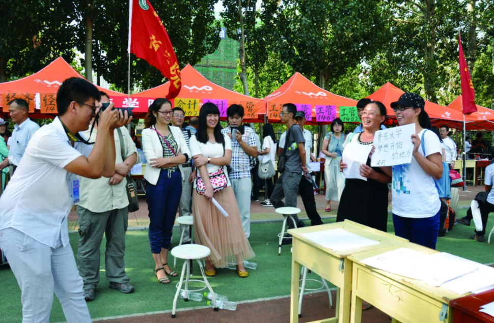 济南数百位女大学生去比赛，穿着暴露引争议，评论区两极分化