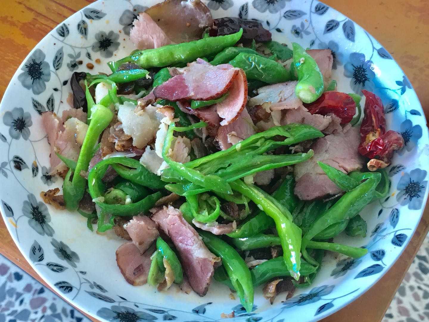 烟熏肉怎么炒好吃？请教了一个朋友，回家一试味道果然不错