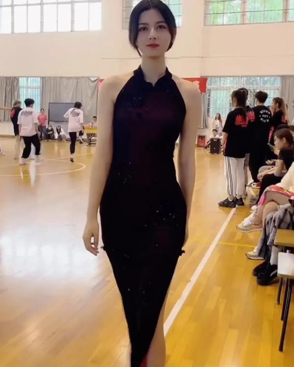 女网红冒充大学生被社死，私进高校摆拍被点名警告，引得网友热议