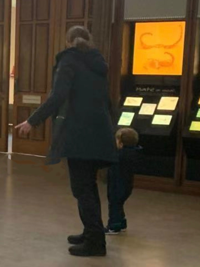 凯特王妃心好大！保镖带着1岁多路易王子参观博物馆，比阿奇萌呢